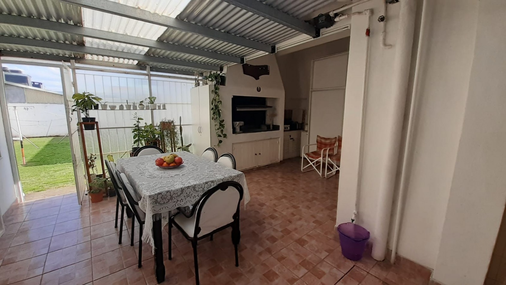 Casa 3 ambientes con quincho y parque + departamento 