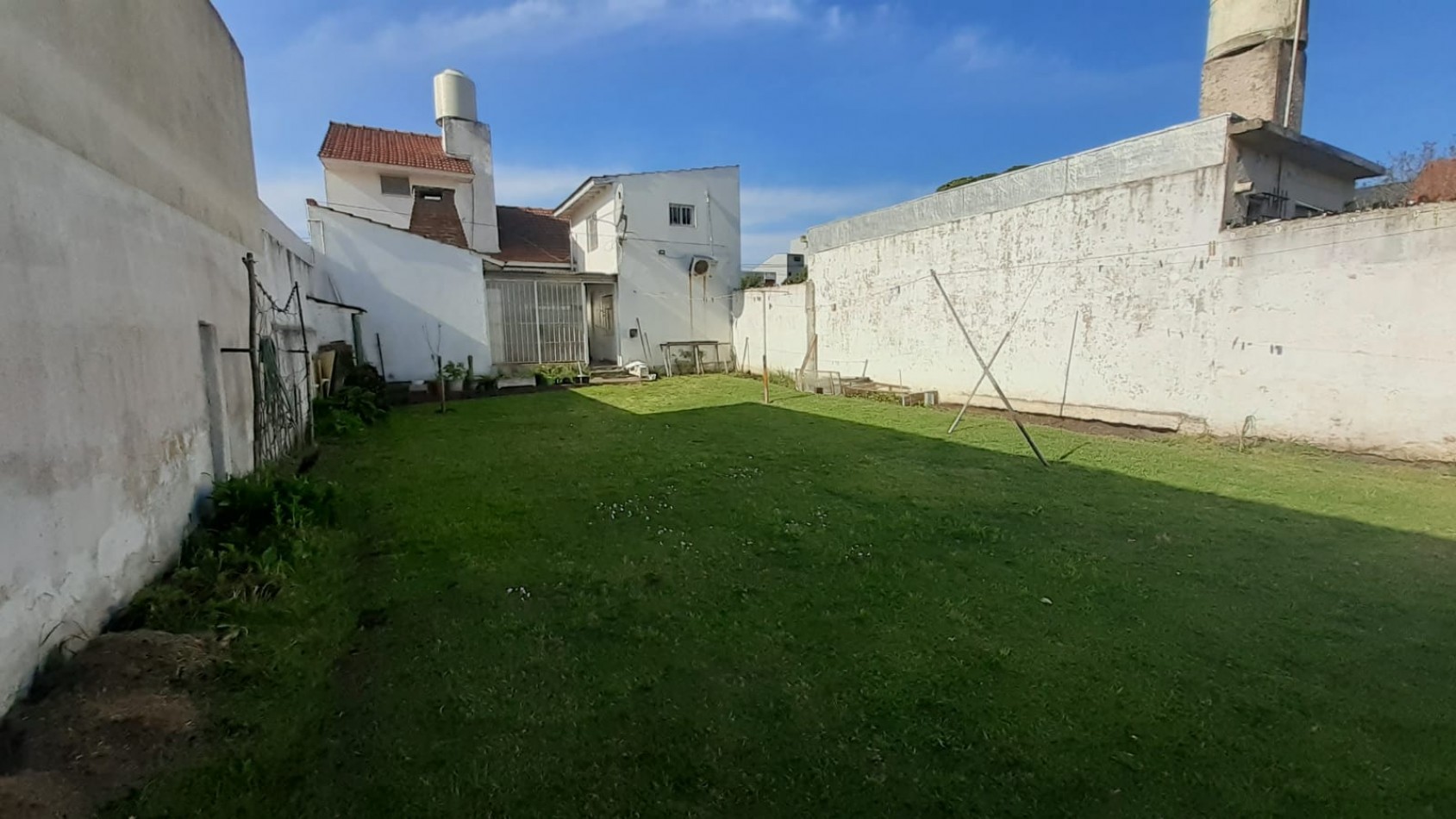 Casa 3 ambientes con quincho y parque + departamento 