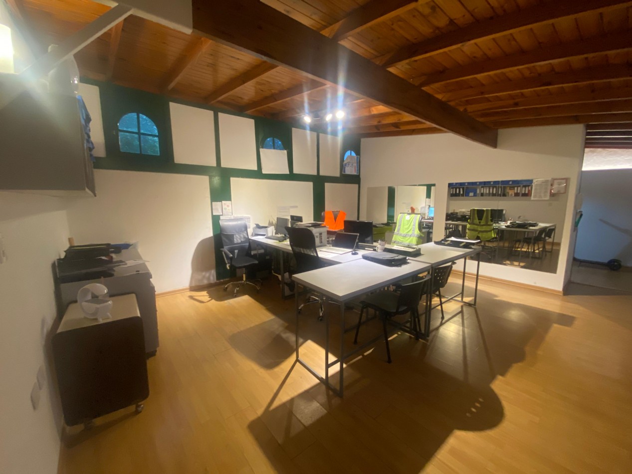 Casa 3 ambientes + locales comerciales en block 