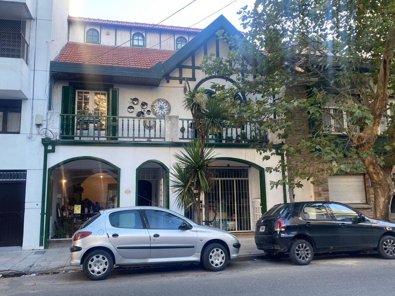 Casa 3 ambientes + locales comerciales en block 