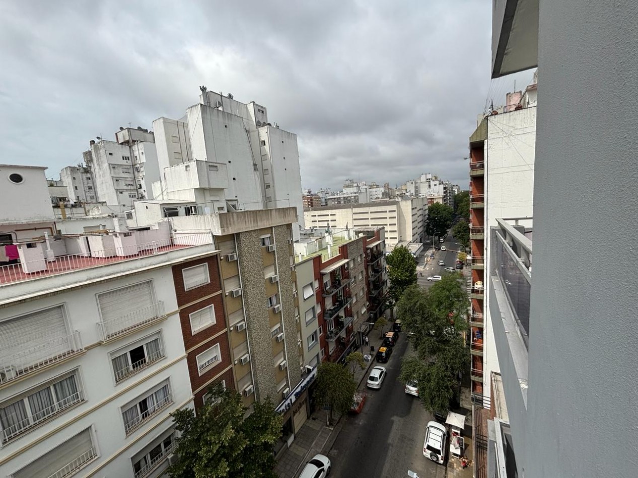 Monoambiente al frente con balcon frances 