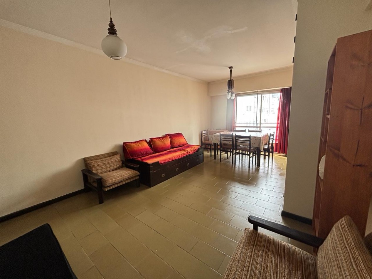 Monoambiente al frente con balcon frances 