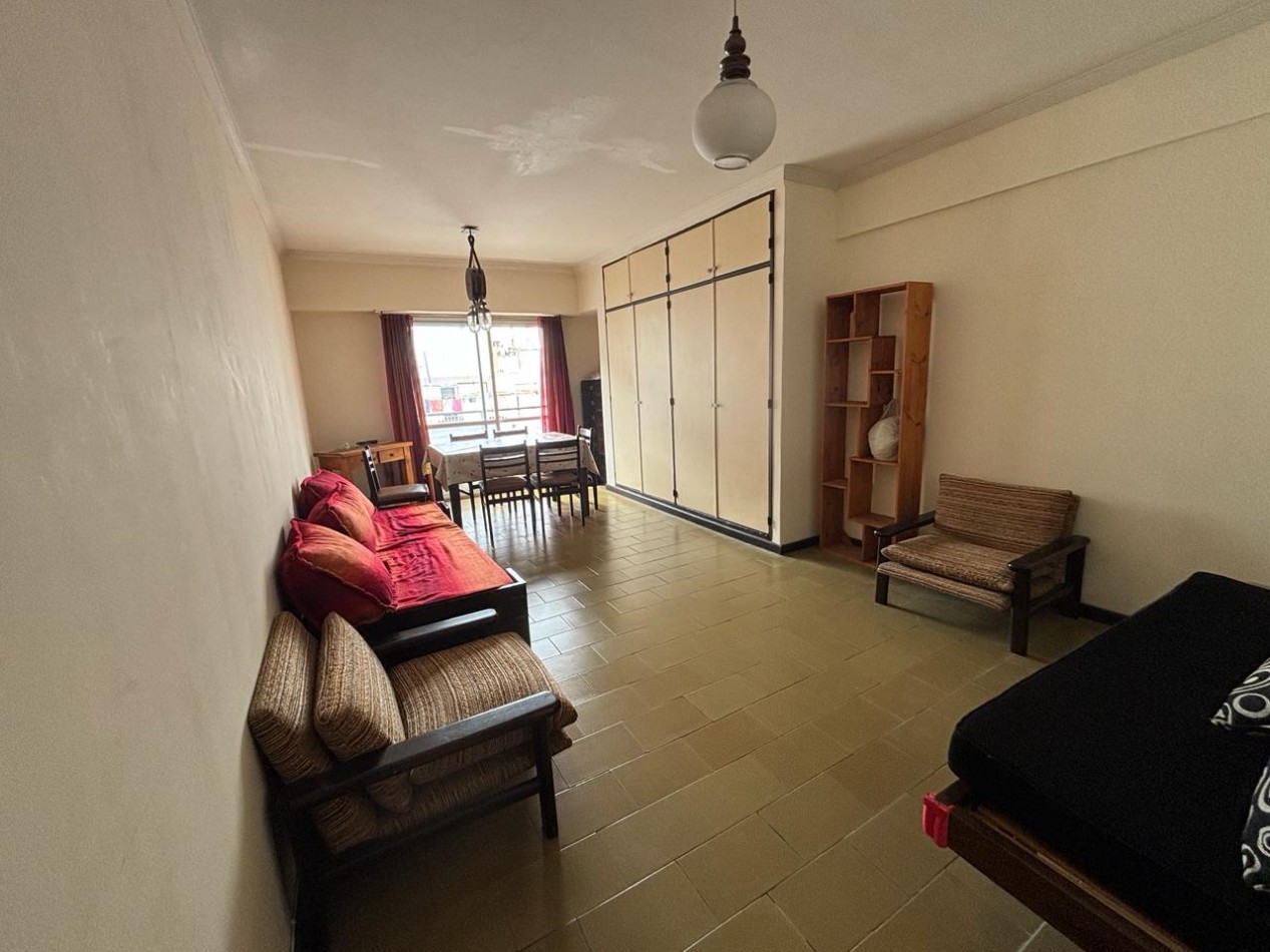 Monoambiente al frente con balcon frances 