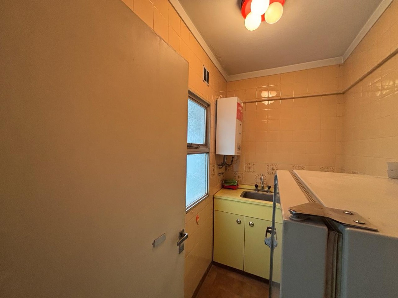 Monoambiente al frente con balcon frances 