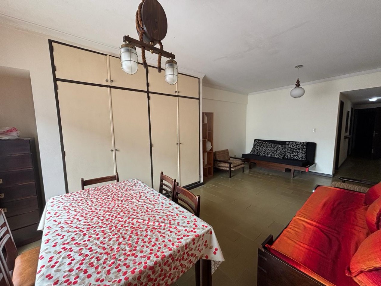 Monoambiente al frente con balcon frances 