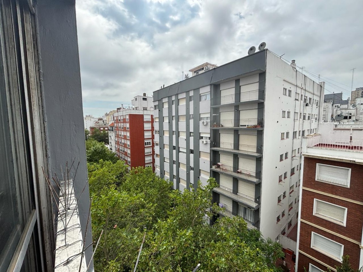 Monoambiente al frente con balcon frances 