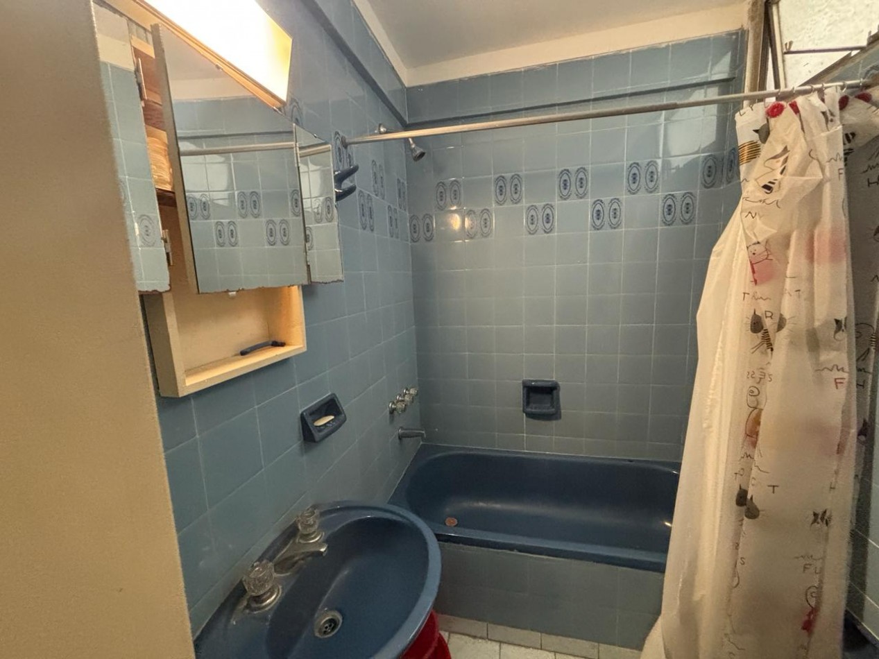 Monoambiente al frente con balcon frances 