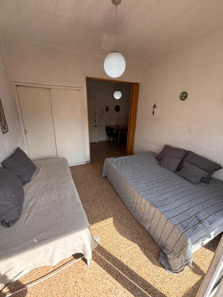 Monoambiente con balcon a la calle 