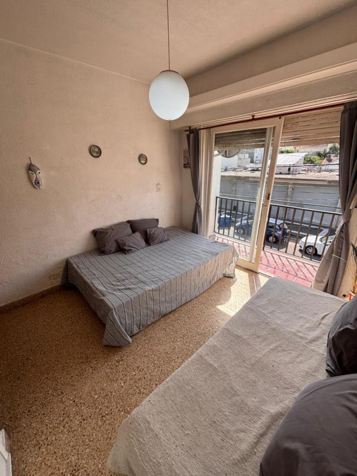 Monoambiente con balcon a la calle 