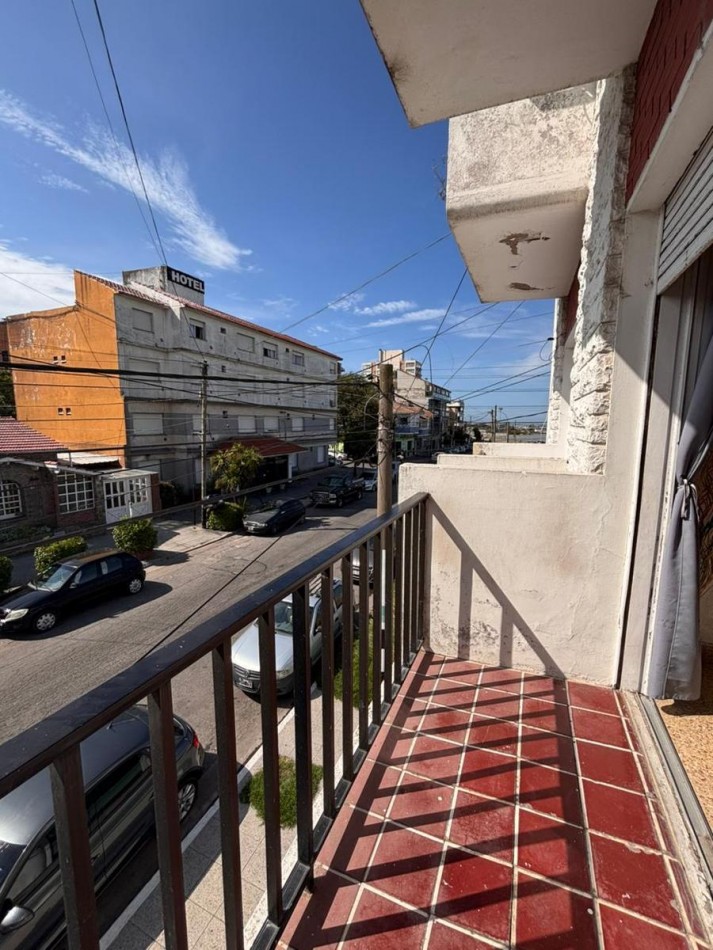 Monoambiente con balcon a la calle 