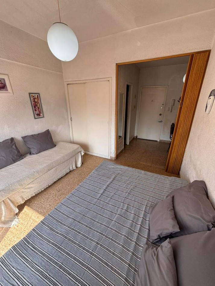 Monoambiente con balcon a la calle 