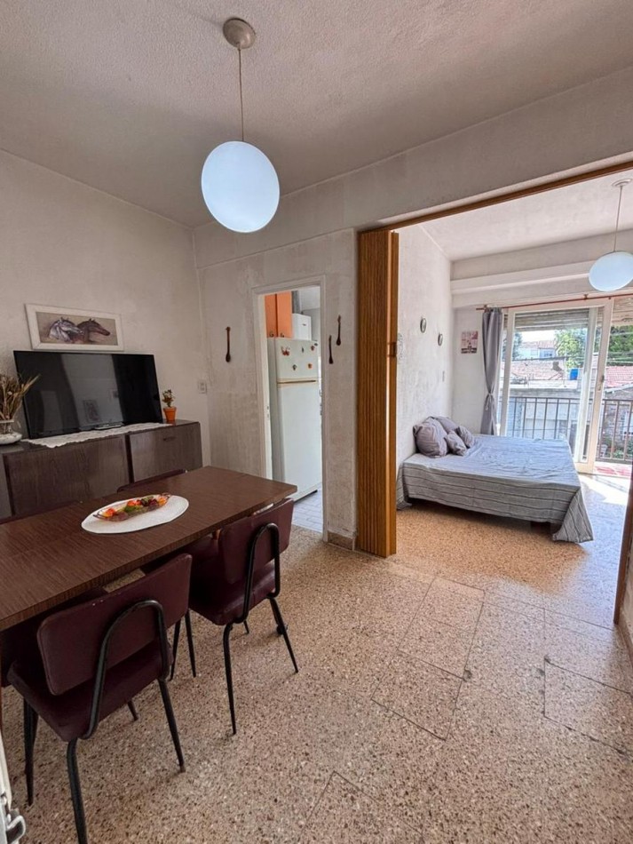 Monoambiente con balcon a la calle 