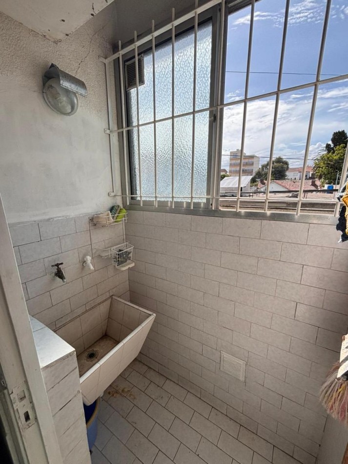 Monoambiente con balcon a la calle 