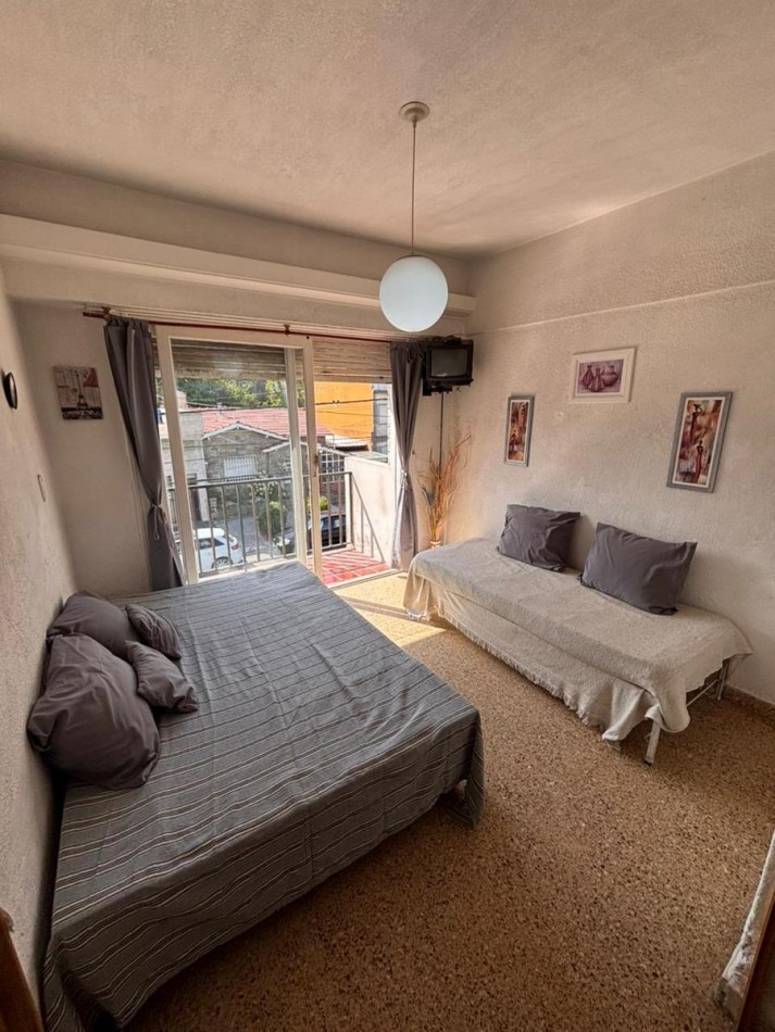 Monoambiente con balcon a la calle 