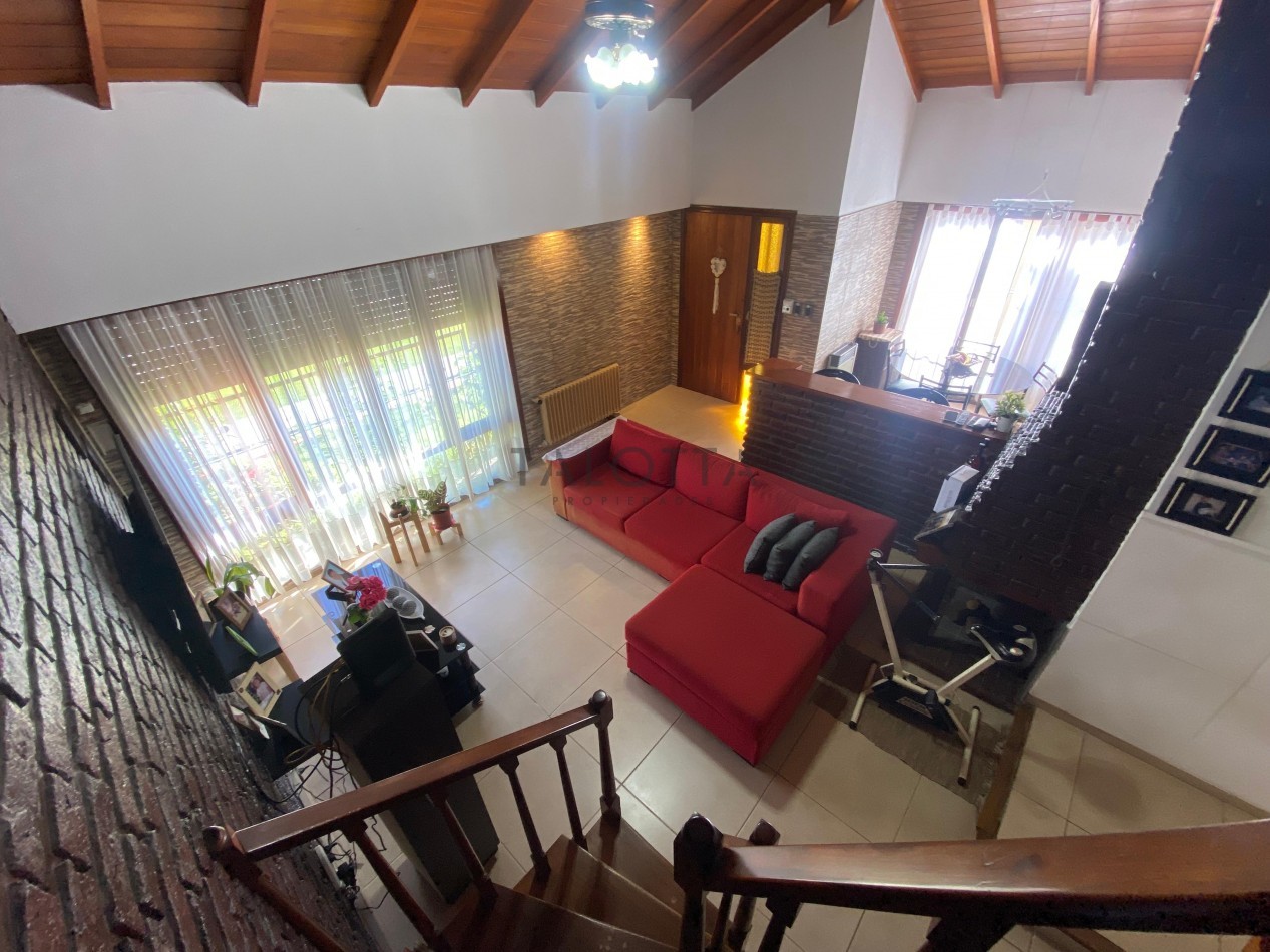 Casa 4 ambientes reciclada con quincho + Galpon y departamento 