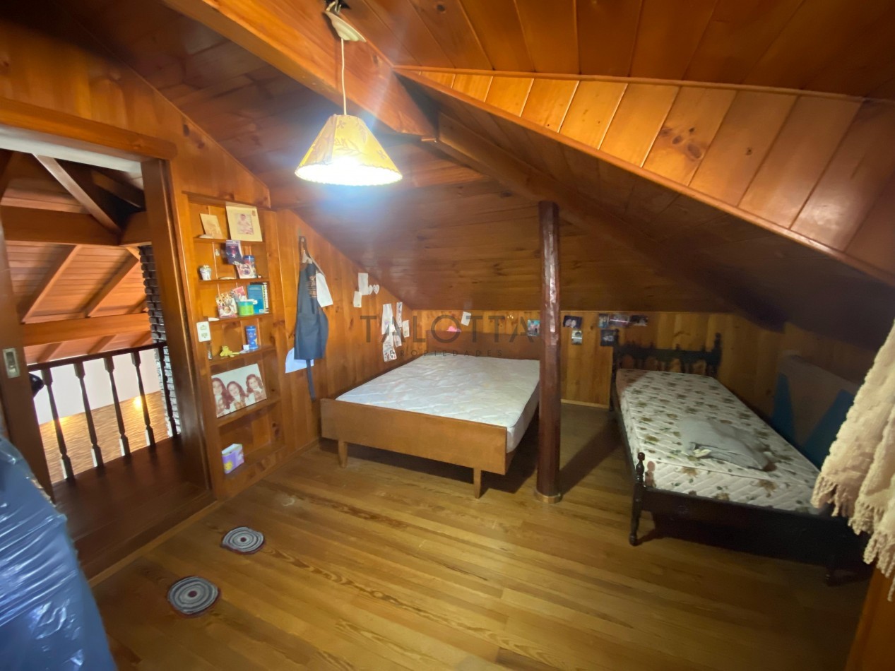 Casa 4 ambientes reciclada con quincho + Galpon y departamento 