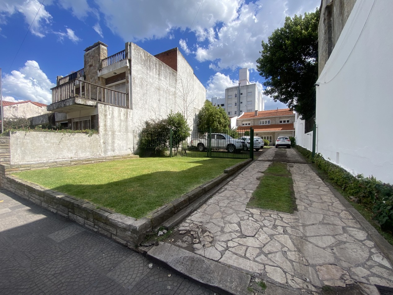 Casa 5 ambientes con gran parque barrio Santa Cecilia a una cuadra de la costa 