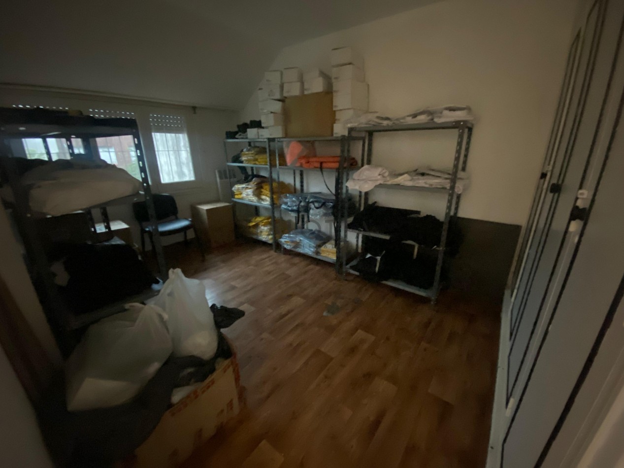 Casa 5 ambientes con gran parque barrio Santa Cecilia a una cuadra de la costa 