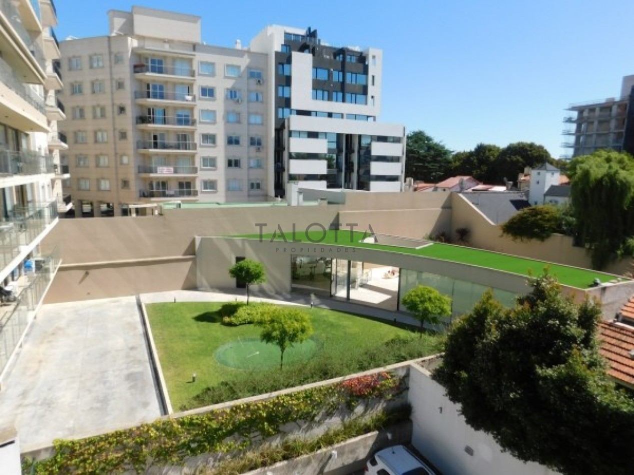 Semi piso de 2 ambientes con balcon al frente y  cochera descubierta 