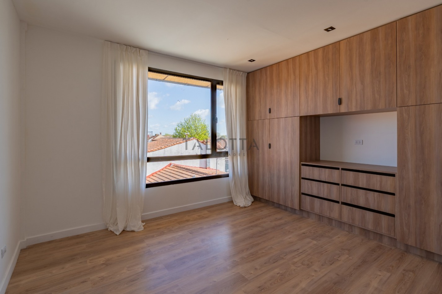 Ph 3 ambientes al frente con balcon al frente con parrilla y cochera a estrenar 