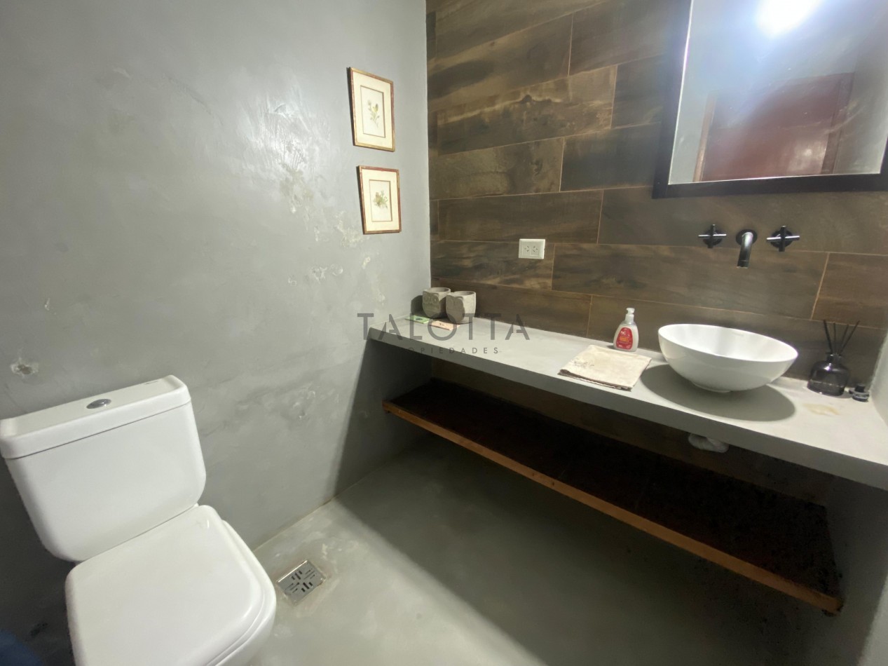 Casa 4 ambientes con parque en Alfar  