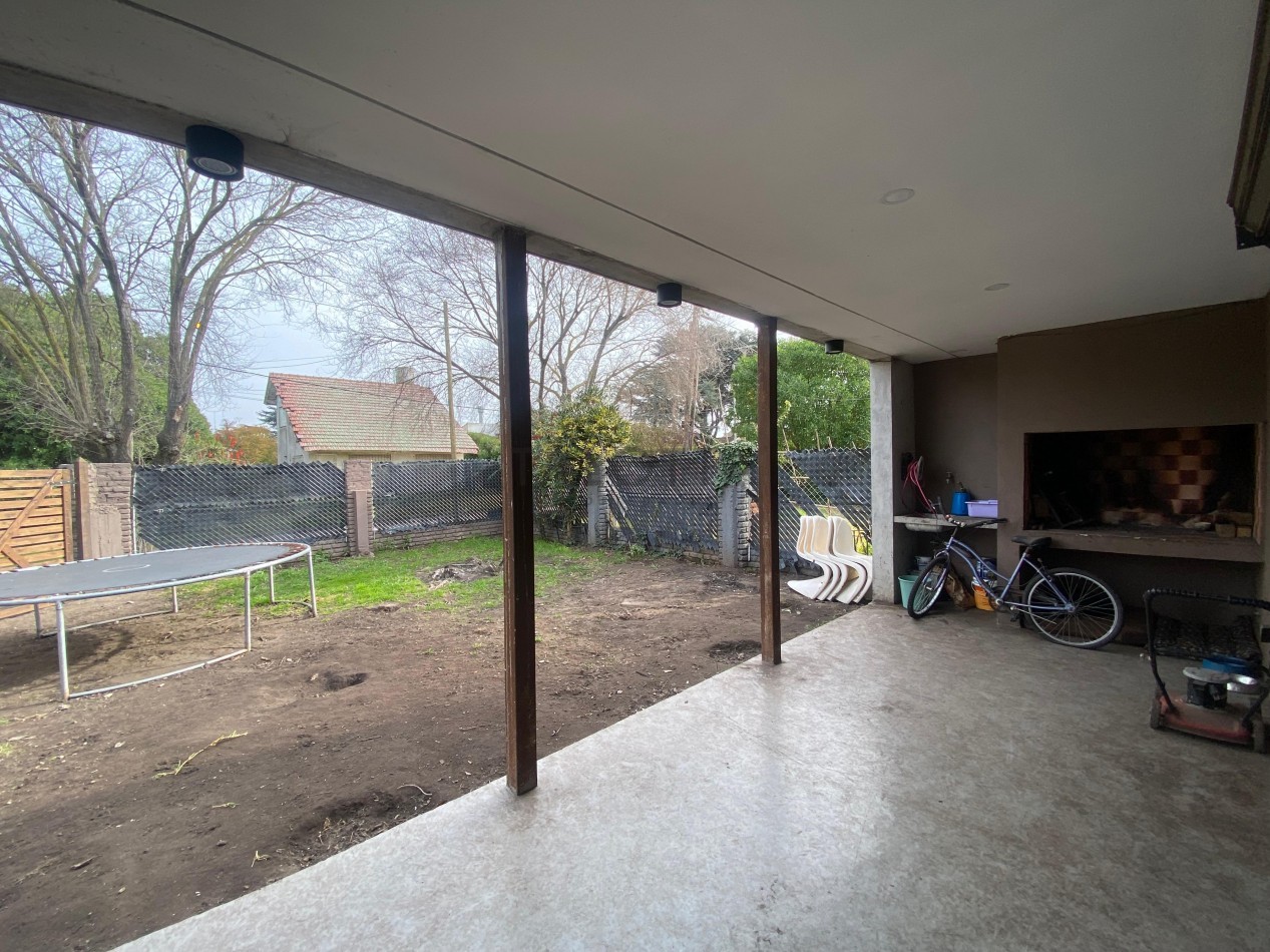 Casa 4 ambientes con parque en Alfar  