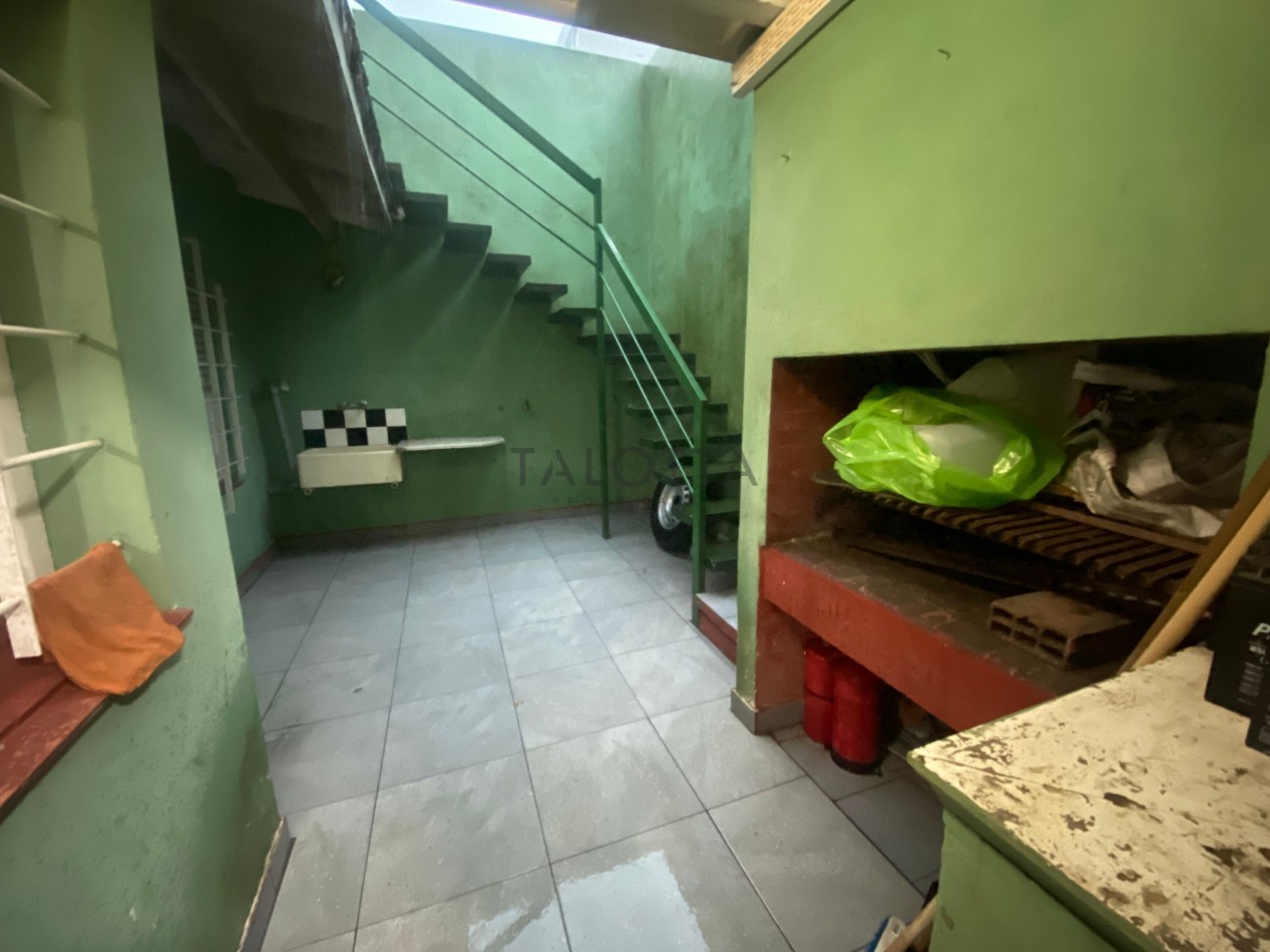 Casa 5 ambientes con gran parque barrio Santa Cecilia a una cuadra de la costa 