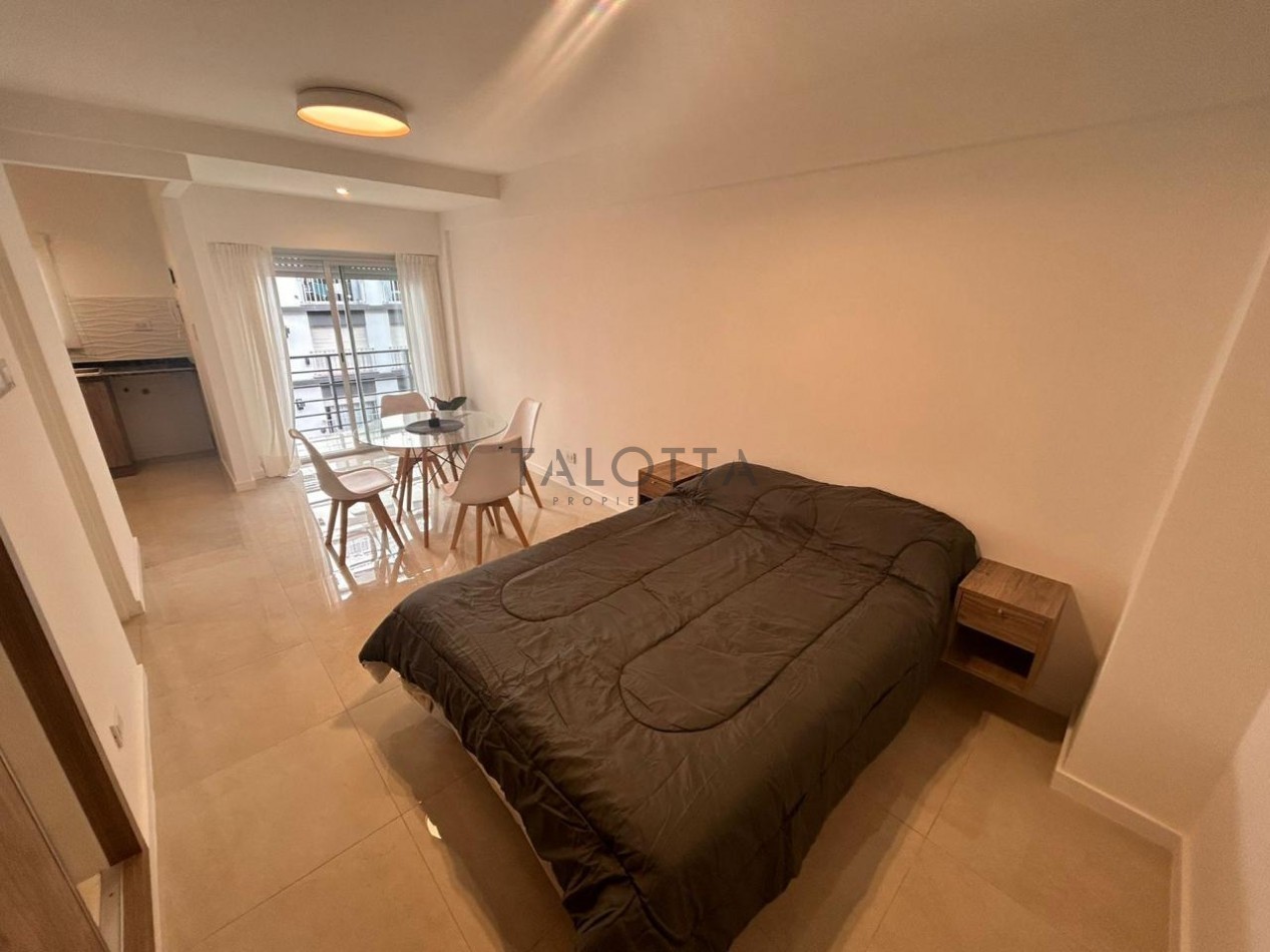 Monoambiente al frente con balcon vista lateral al mar reciclado