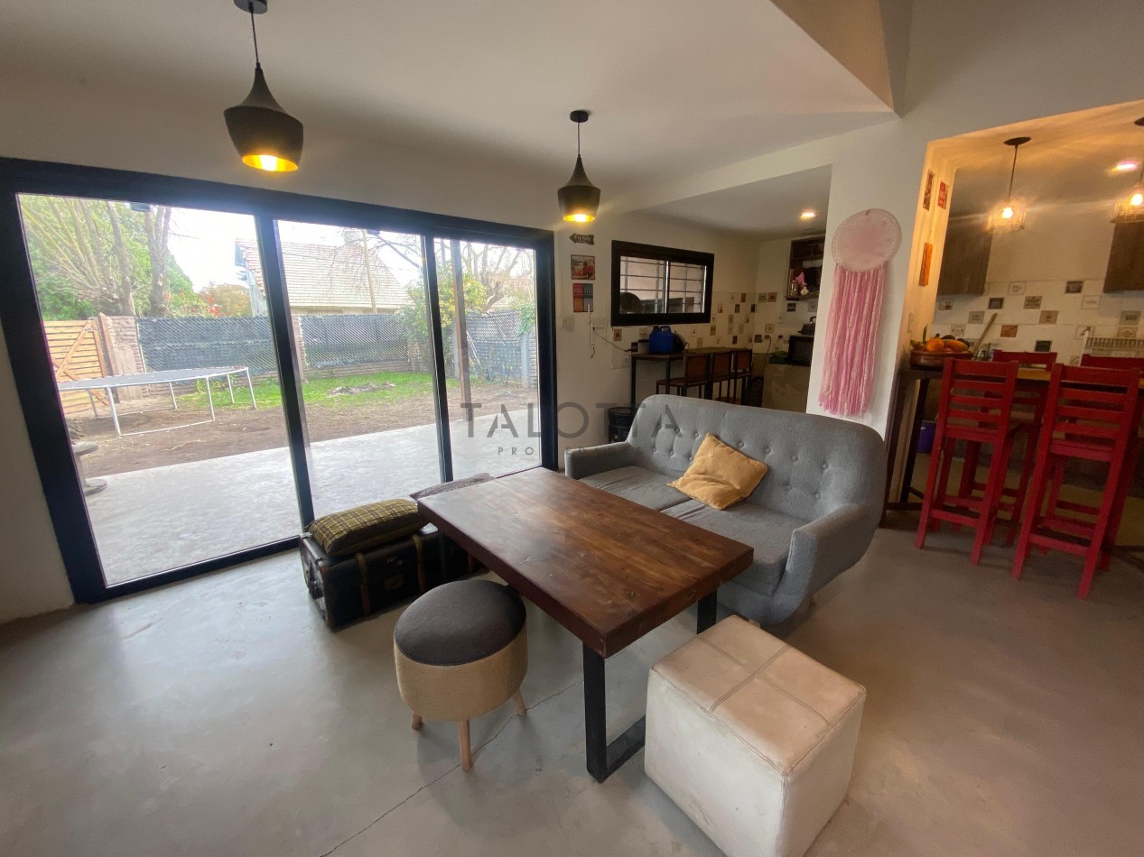 Casa 4 ambientes con parque en Alfar  