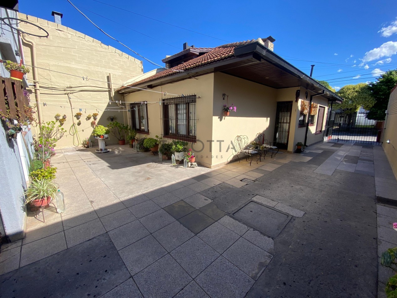 Casa 4 ambientes reciclada con quincho + Galpon y departamento 