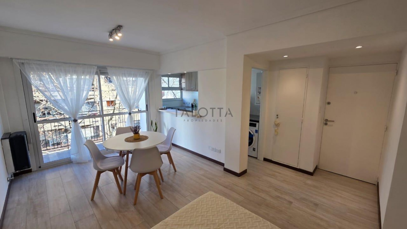 Departamento 1 ambiente al frente con balcon reciclado y amoblado