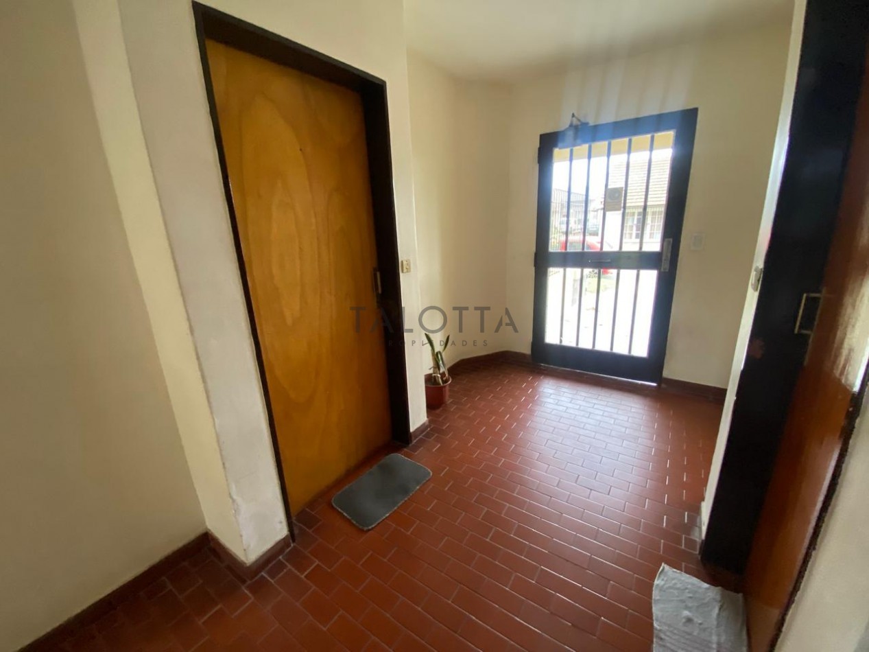 DEPARTAMENTO 4 Ambientes al frente con balcon frances y cochera descubierta 