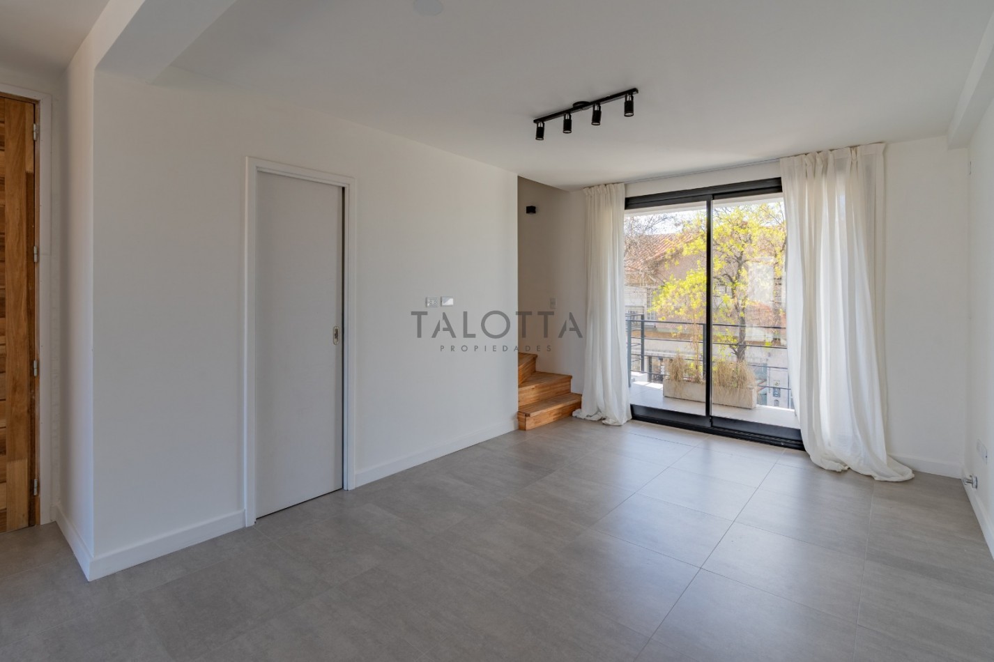 Ph 3 ambientes al frente con balcon al frente con parrilla y cochera a estrenar 