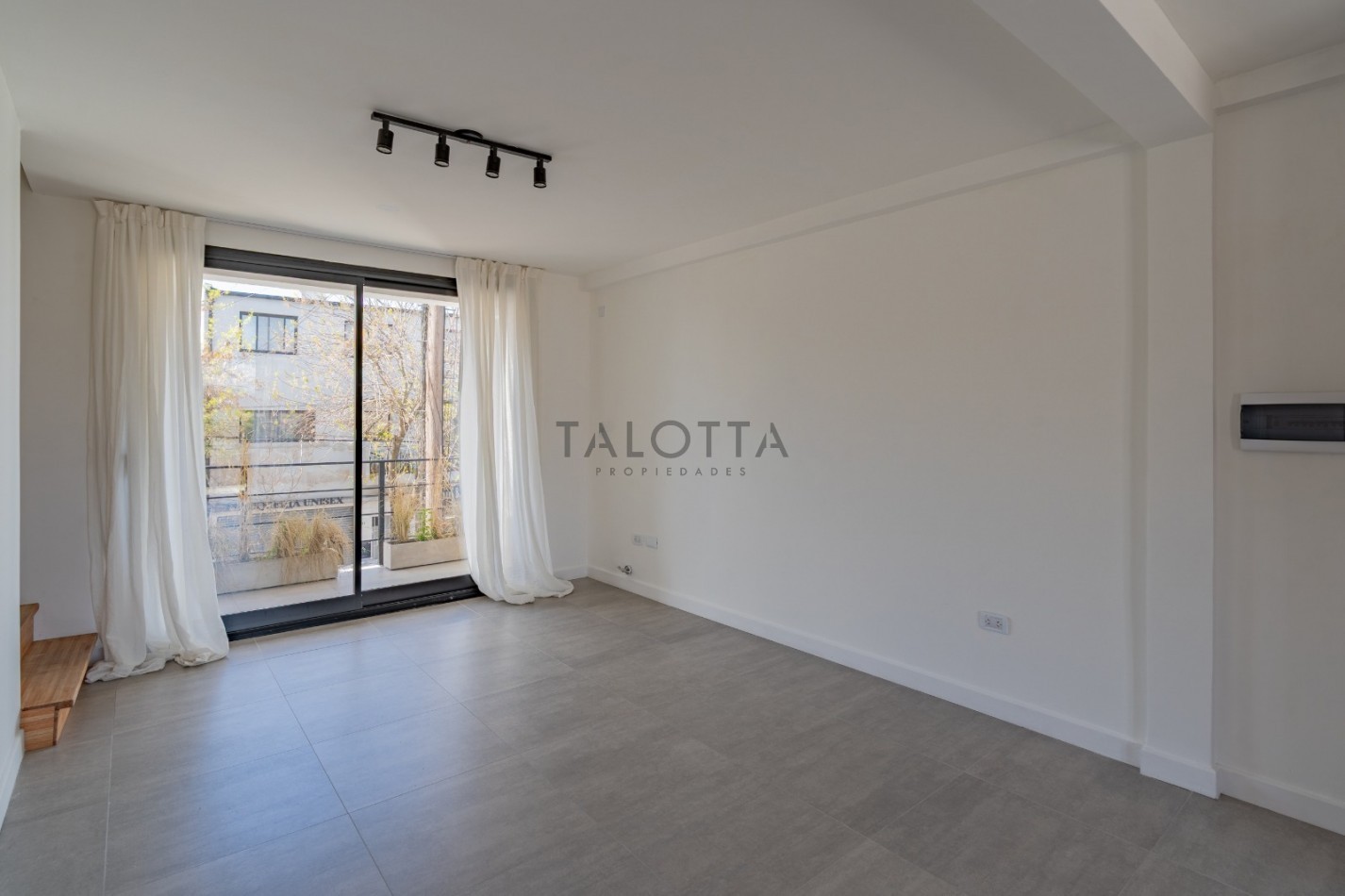 Ph 3 ambientes al frente con balcon al frente con parrilla y cochera a estrenar 