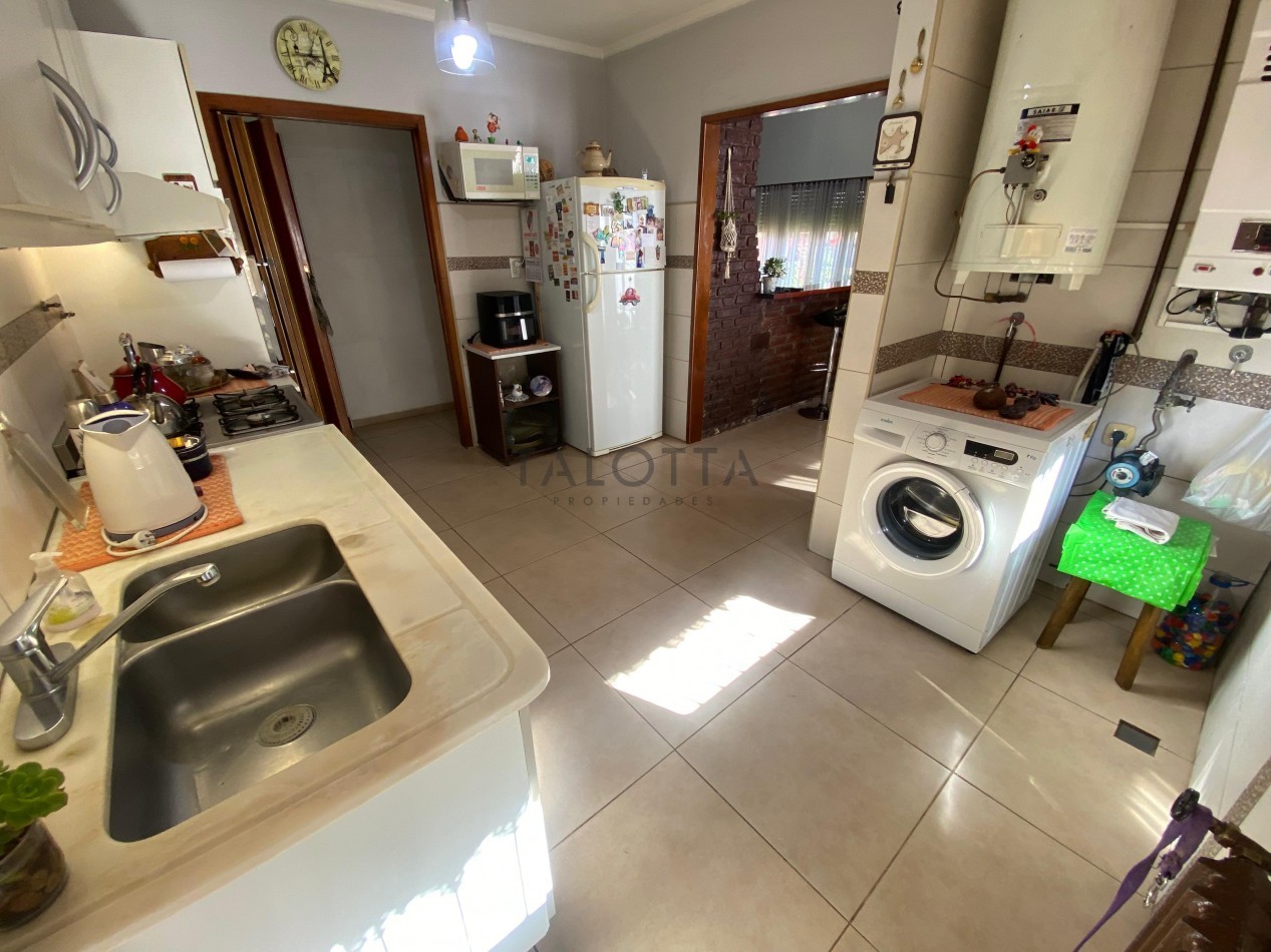 Casa 4 ambientes reciclada con quincho + Galpon y departamento 