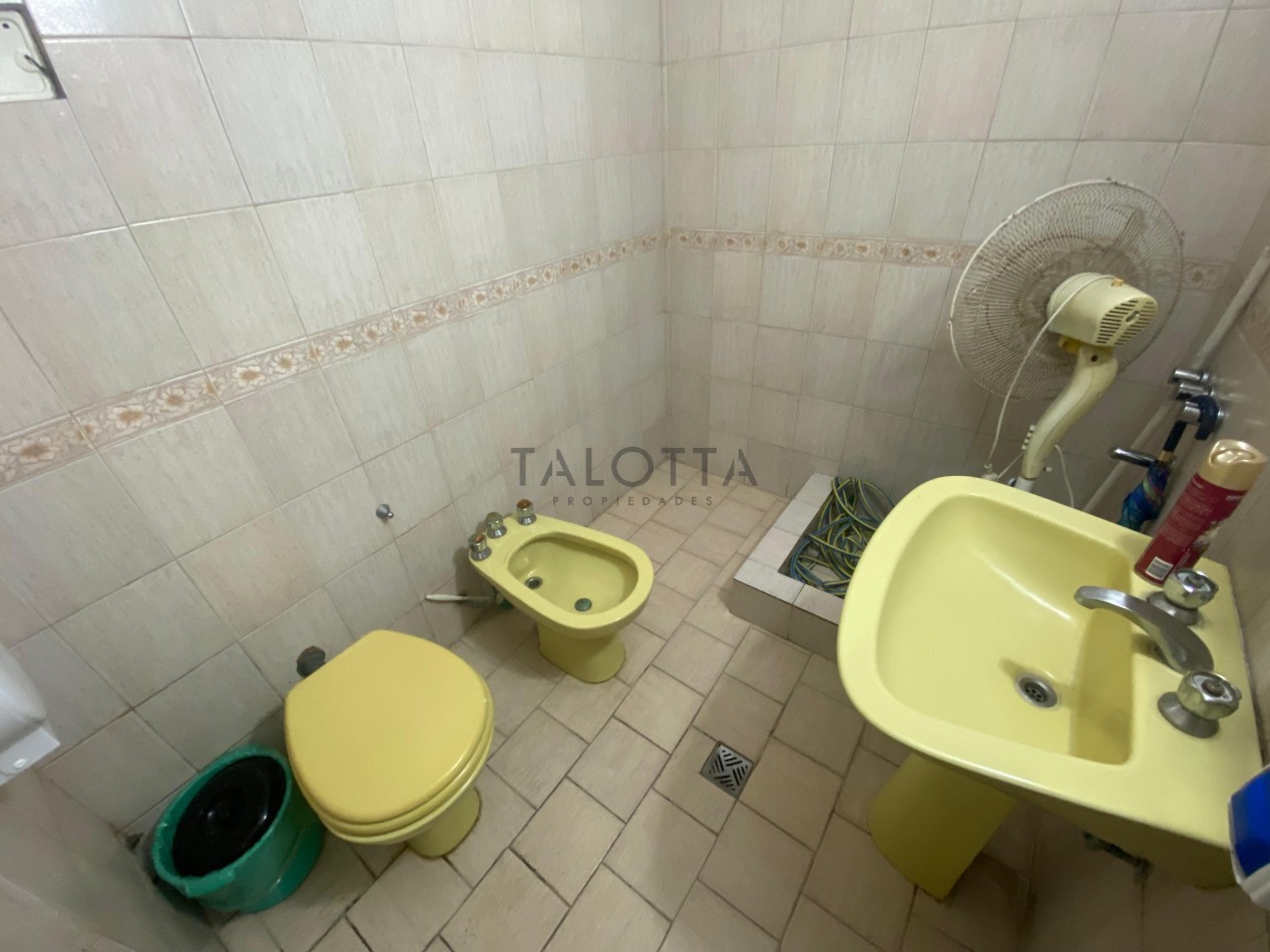 Casa 5 ambientes con gran parque barrio Santa Cecilia a una cuadra de la costa 