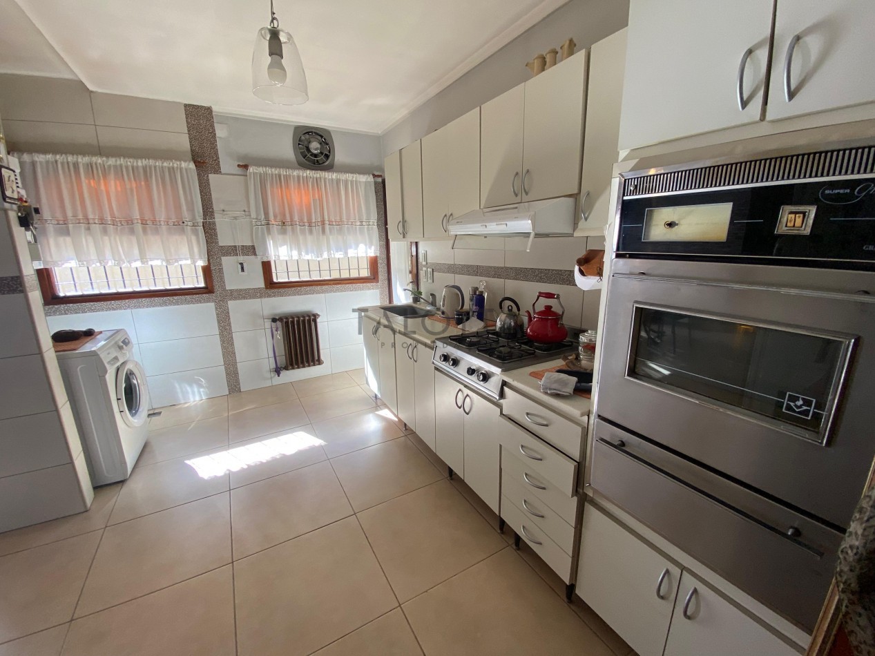 Casa 4 ambientes reciclada con quincho + Galpon y departamento 