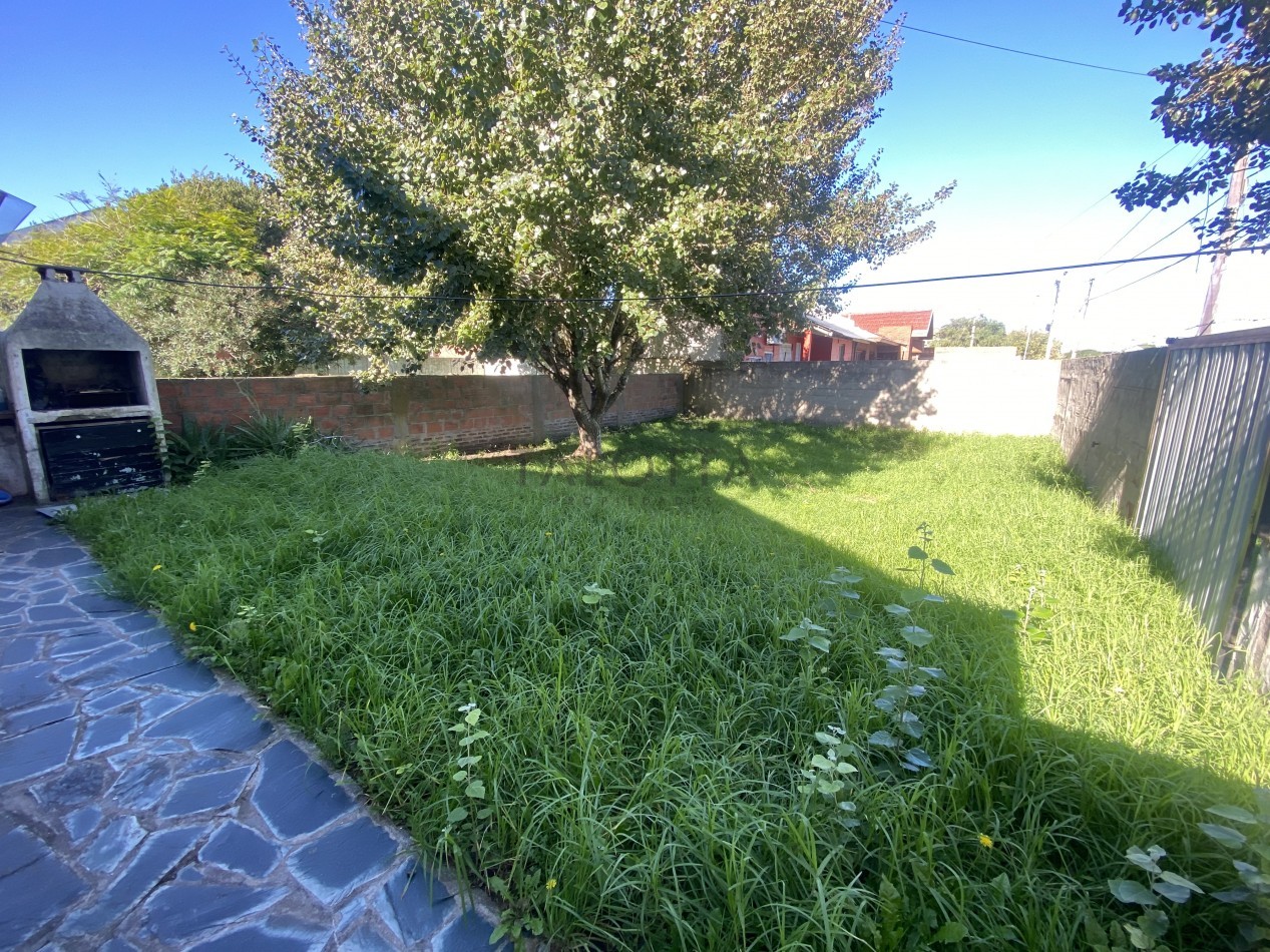 Casa 3 ambientes con parque 