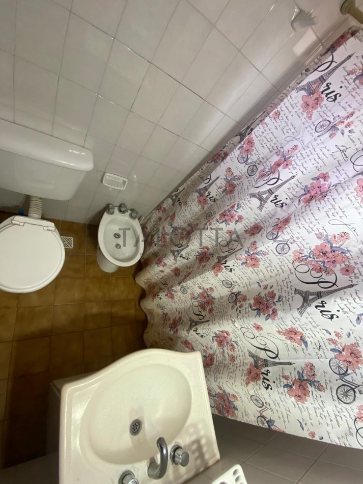 DEPARTAMENTO 4 Ambientes al frente con balcon frances y cochera descubierta 