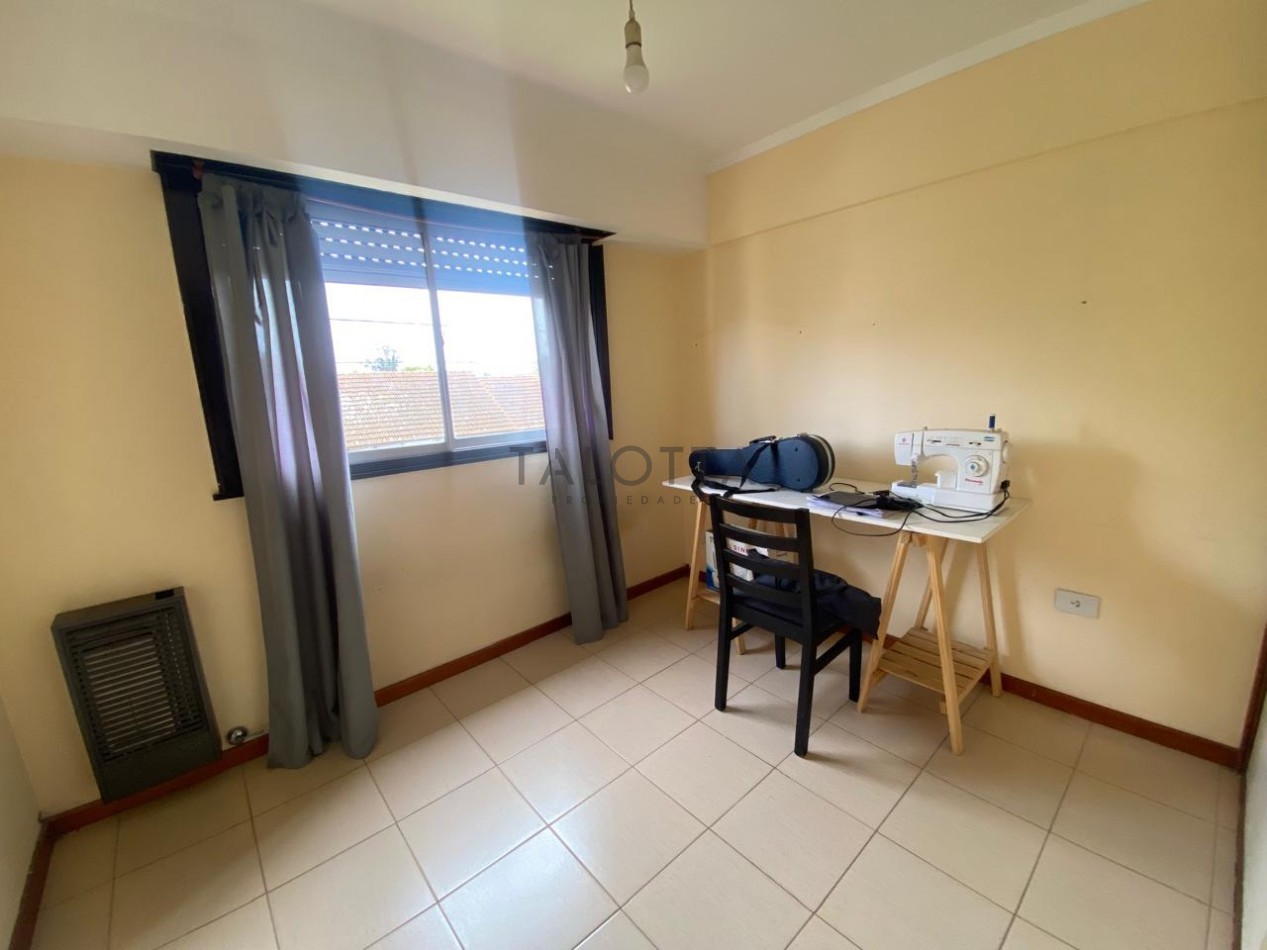 DEPARTAMENTO 4 Ambientes al frente con balcon frances y cochera descubierta 