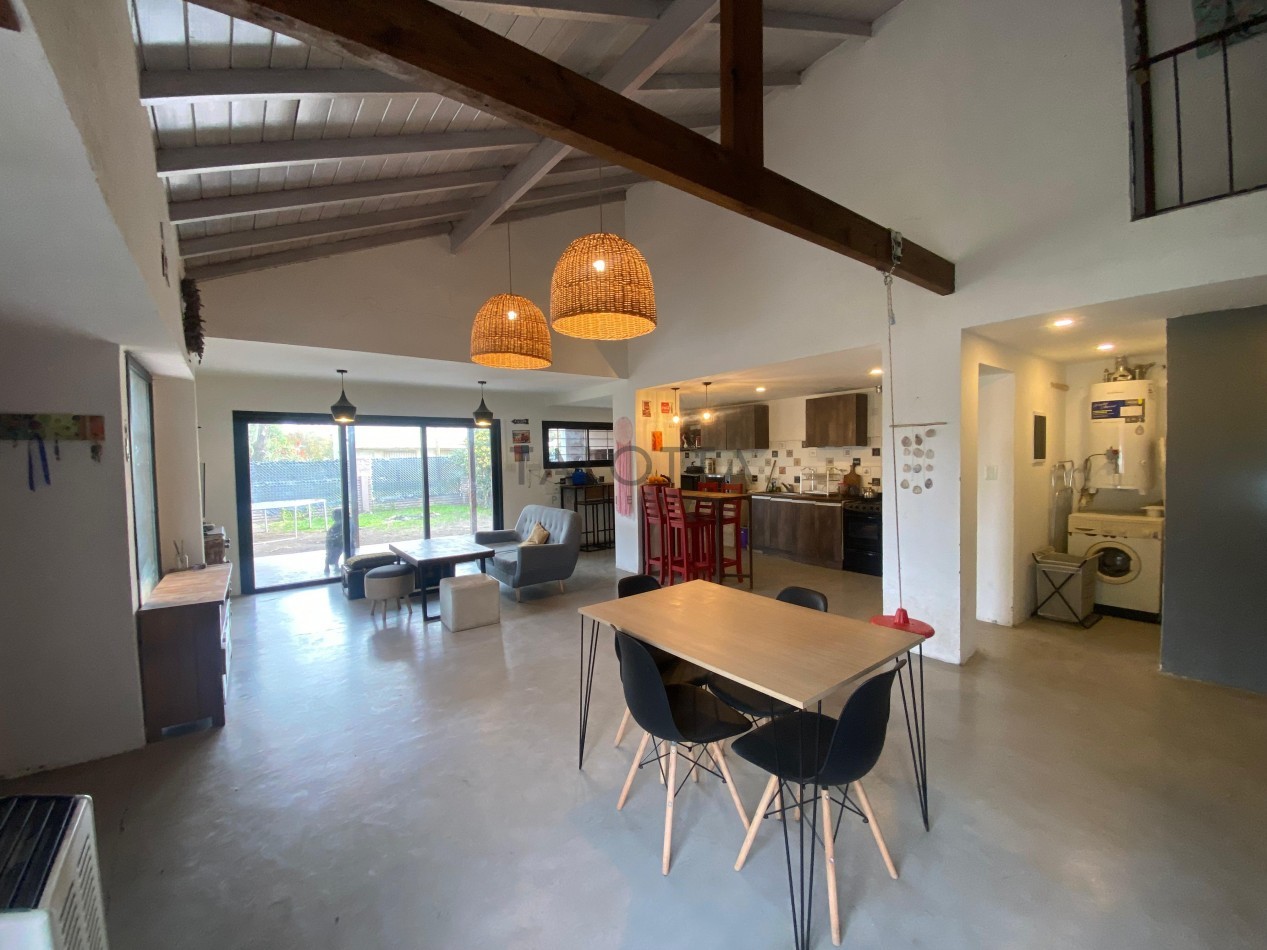 Casa 4 ambientes con parque en Alfar  