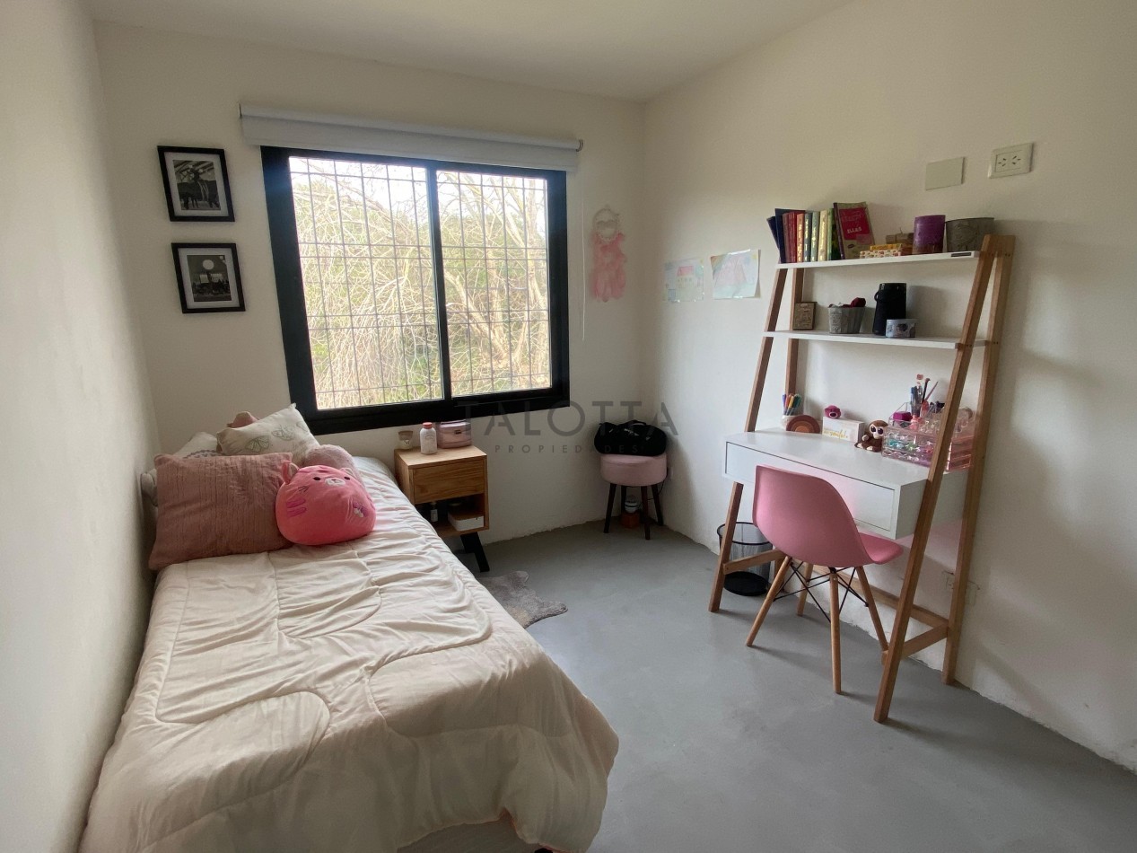 Casa 4 ambientes con parque en Alfar  