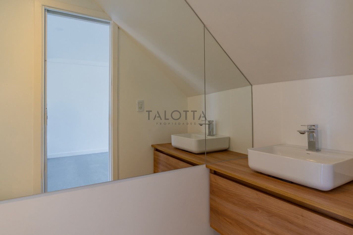 Ph 3 ambientes al frente con balcon al frente con parrilla y cochera a estrenar 