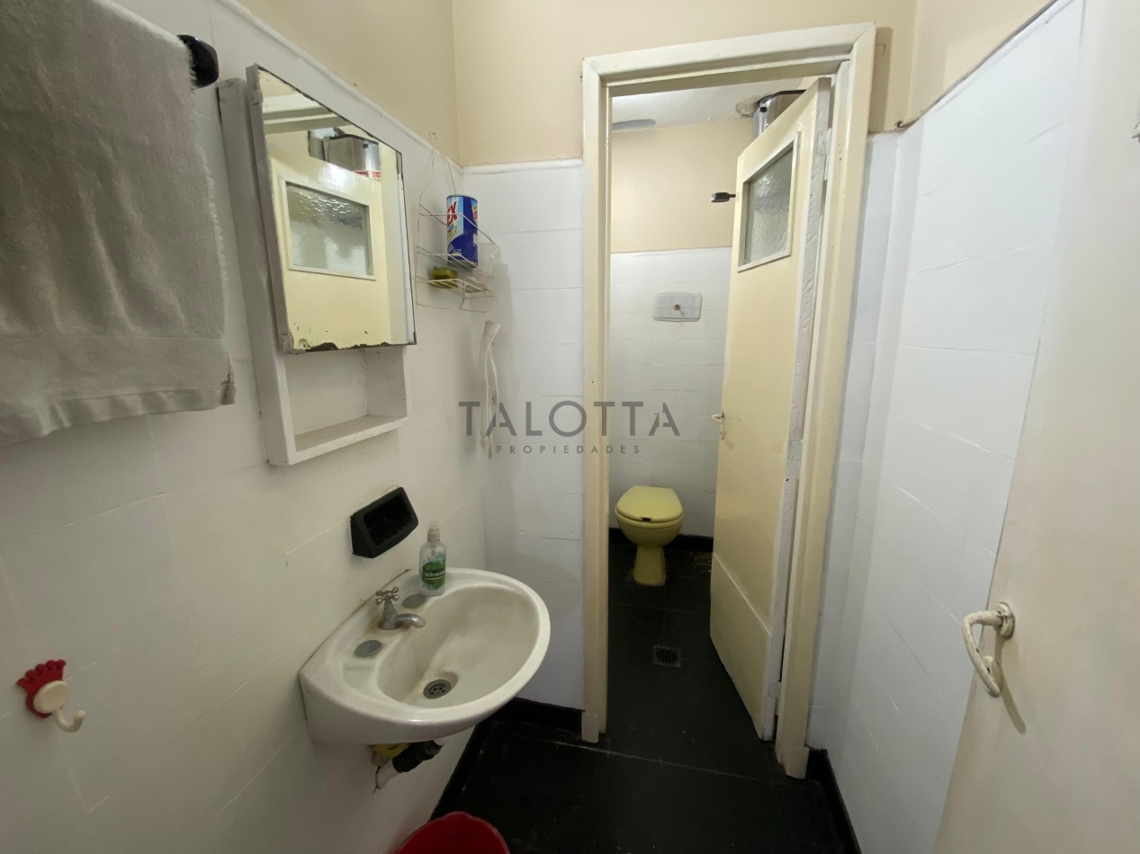 Casa 4 ambientes reciclada con quincho + Galpon y departamento 