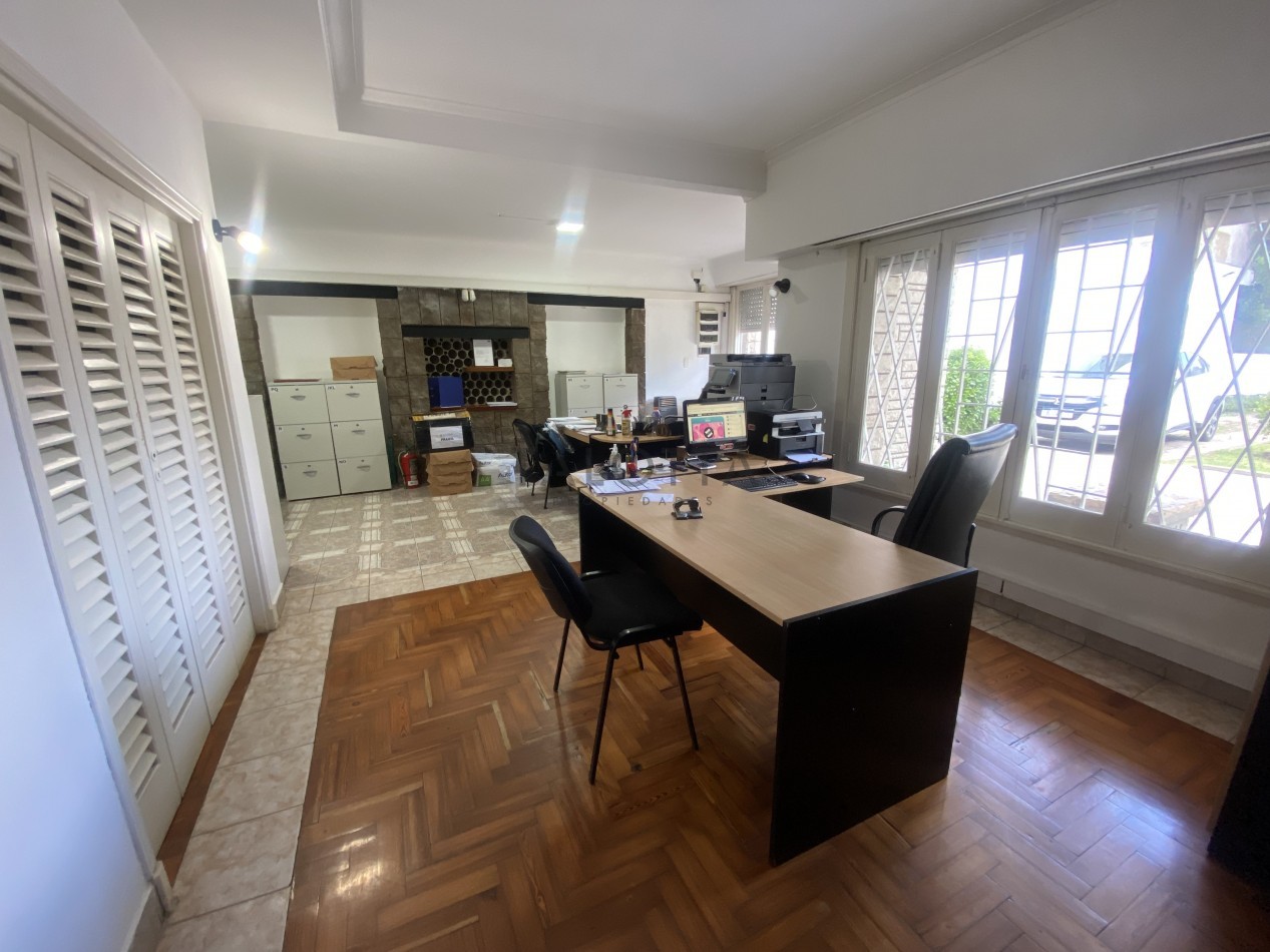 Casa 5 ambientes con gran parque barrio Santa Cecilia a una cuadra de la costa 