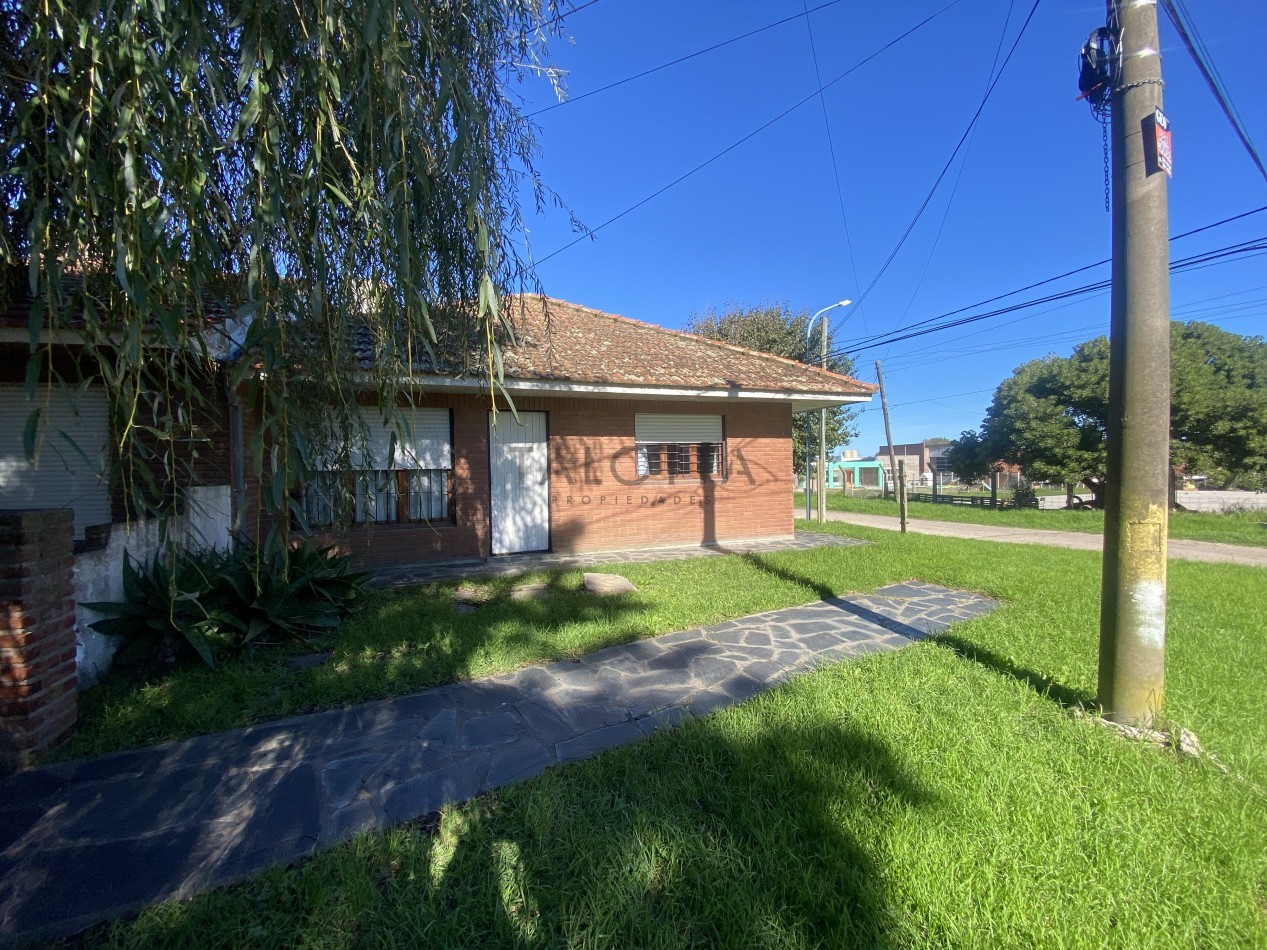 Casa 3 ambientes con parque 