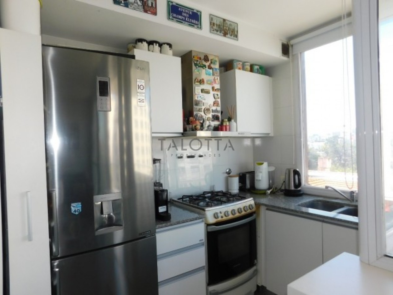 Semi piso de 2 ambientes con balcon al frente y  cochera descubierta 