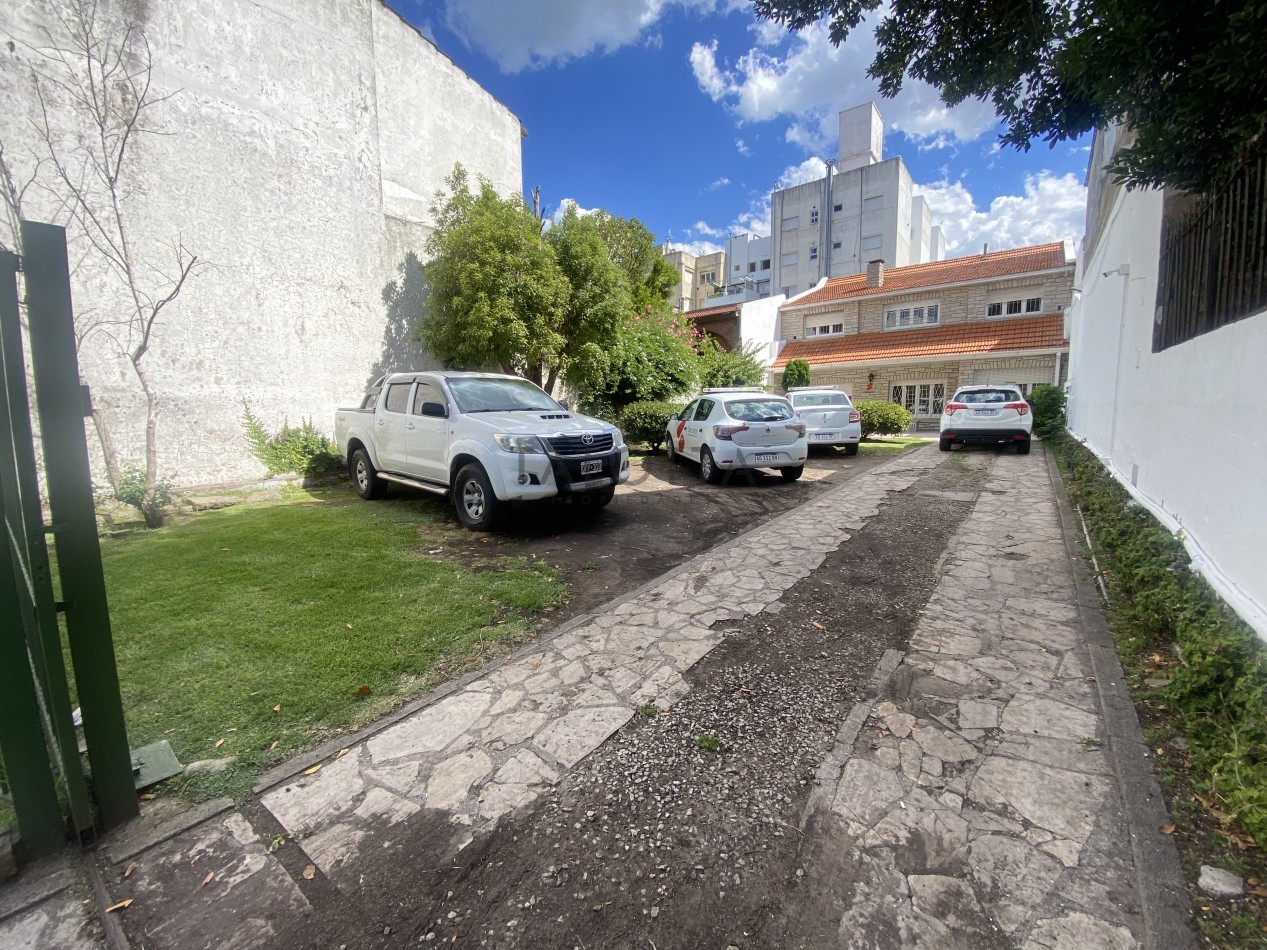 Casa 5 ambientes con gran parque barrio Santa Cecilia a una cuadra de la costa 