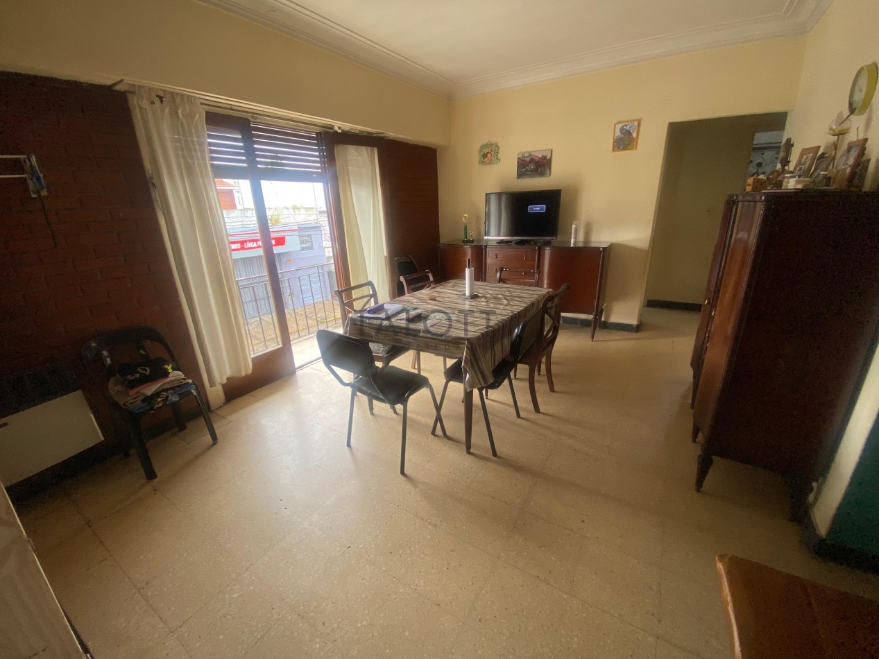 Departamento 4 ambientes al frente con balcon y terraza 