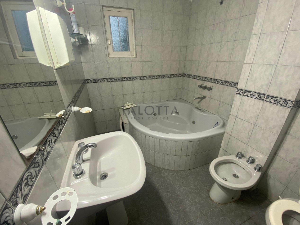 Casa 5 ambientes con gran parque barrio Santa Cecilia a una cuadra de la costa 